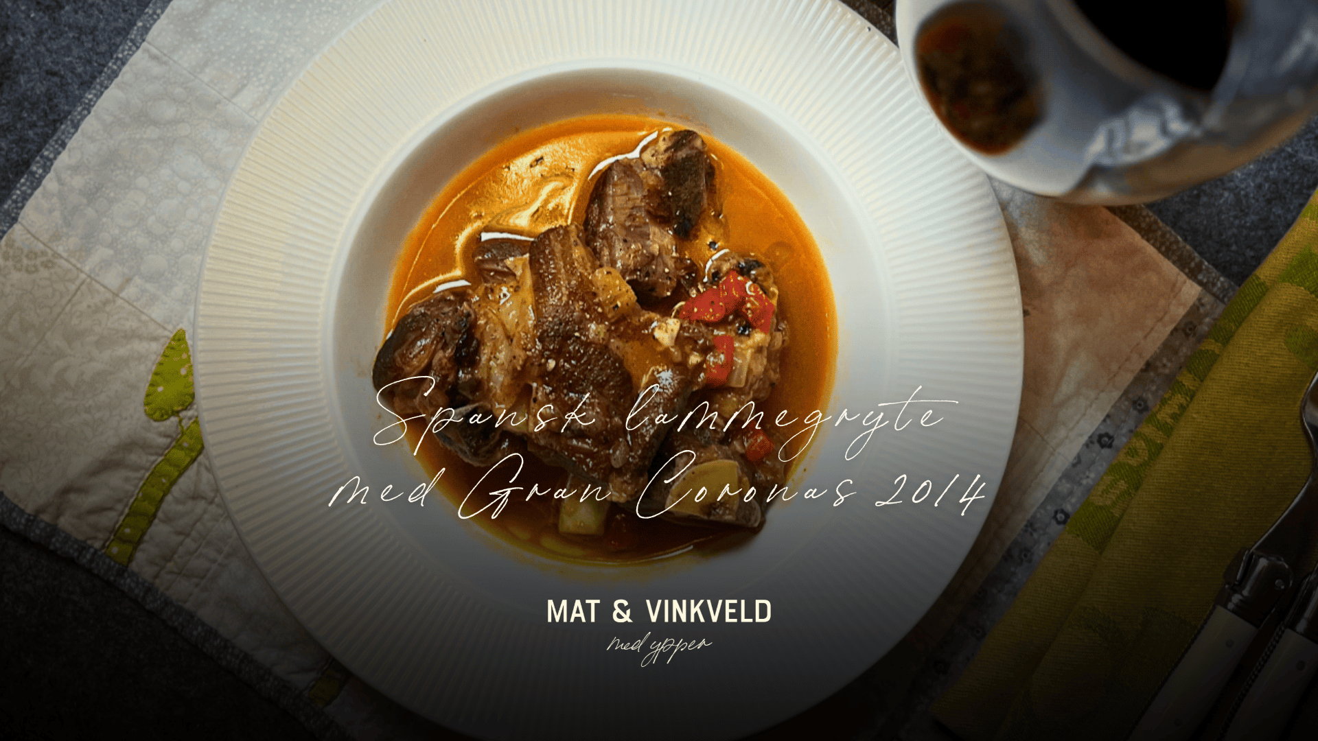 Et glass Viberti Langhe Nebbiolo 2023 servert til en rustikk lammegryte med tomat, urter og potetmos.